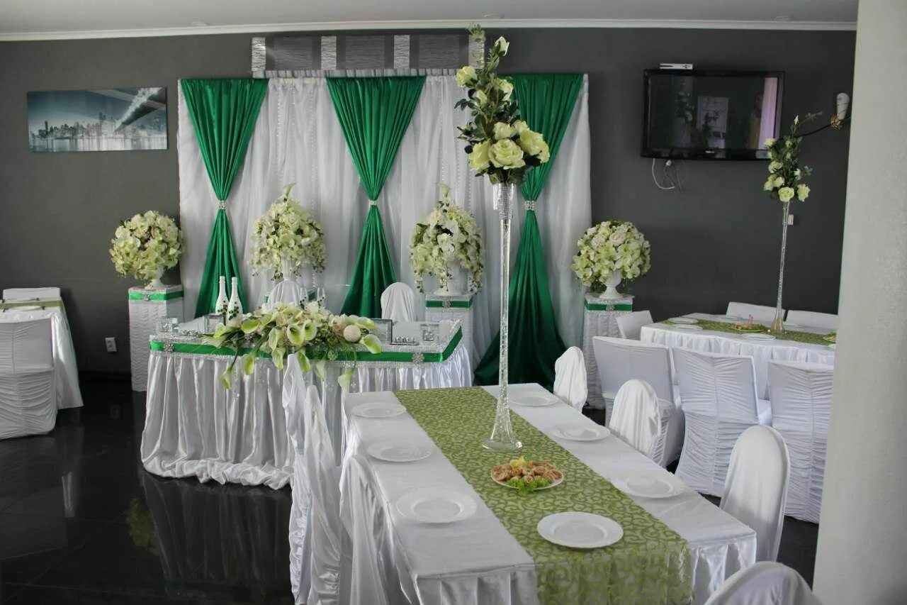 Свадебный декор в изумрудном цвете. Украшение зала в зеленом цвете. Украшение свадебного зала в зеленом цвете. Украшение свадьбы в зеленом цвете. Свадебный букет в бело зеленой гамме.