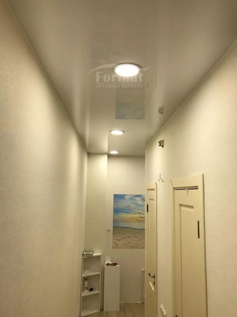 г образный узкий коридор интерьер. потолок в прихожей в хрущевке. натяжной матовый потолок в прихожей. г образный коридор. потолки с светильниками в хрущевке.
