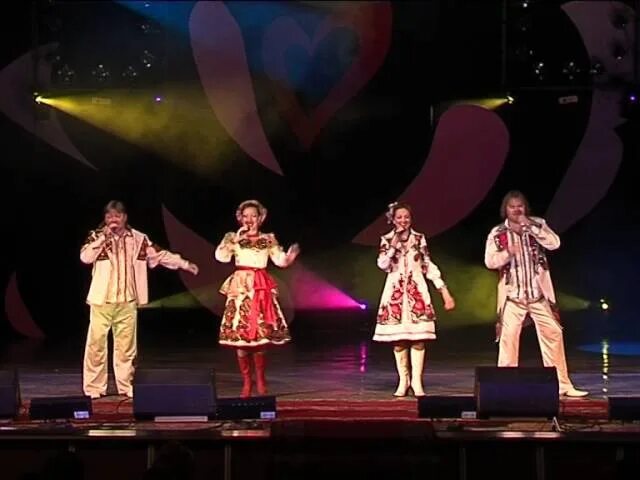 Земляки ансамбль девятово. Ансамбль земляки фото. Каменск уральский бомжи поют группа название. Виа земляки из города волгореченск. Группа земляки саранск состав.