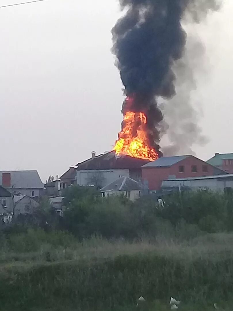 Где пожар живет. Пожар в Волгограде в Краснооктябрьском районе. Сгорел дом в Зернограде. Пожар в Волгограде сегодня в Краснооктябрьском районе. Пожар в Малиновке Нижегородская область.