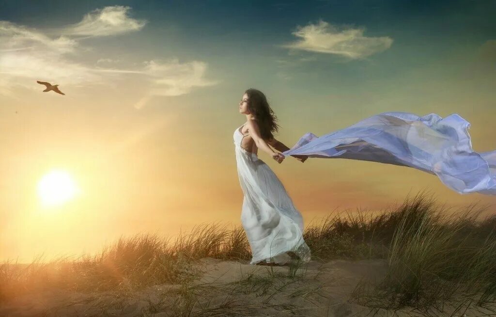 Мечта твоя mp3. Женщина рассвет. Девушка и небо. Девушка на ветру. Девушка на рассвете.