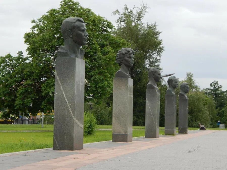 Аллея космонавтов в москве. Аллея космонавтов в москве. Москва аллея космонавтов на вднх. Проект парка победы. Бюсты космонавтов на аллее космонавтов в москве.