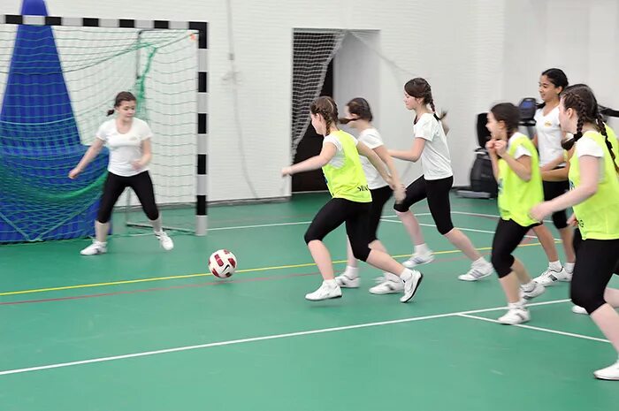 Мини футбол узбекистан. Упражнения для мини футбола. Тренировка футболистов. Ташкент мини-футбол. Тренировка мини футбол.