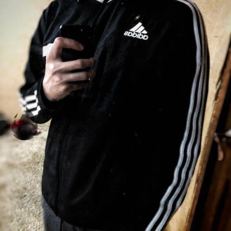 Парни в adidas. Пацаны в адидасе. Парень в кофте. Adidas pants outfit men. Штаны адидас стиль модников.
