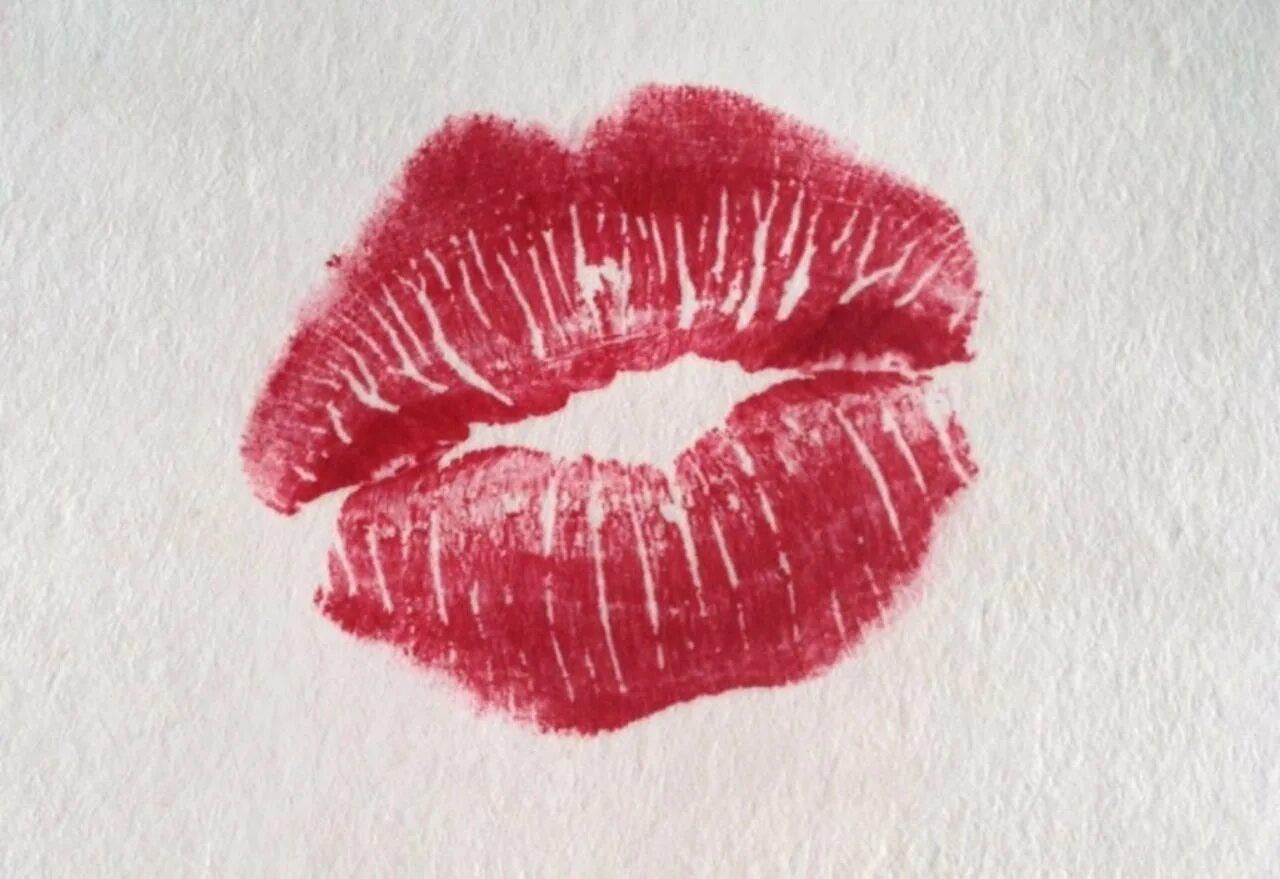 Поцелуй губы помада. Красивый отпечаток губ. Отпечаток губной помады. Отпечаток поцелуя. Поцелуй отпечаток губ.