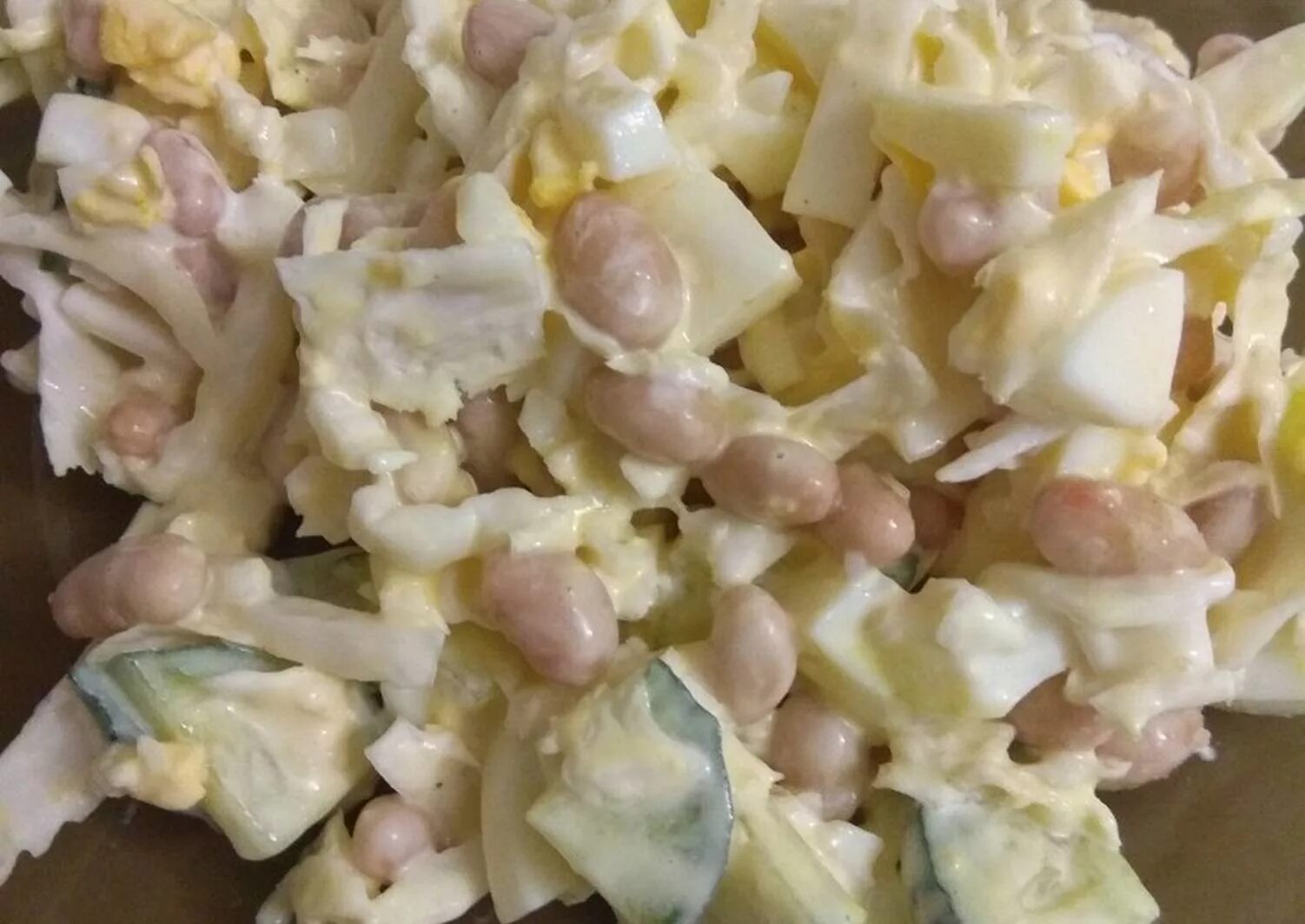 Салат с фасолью консервированной и пекинской. Салат пекинская пекинская капуста с фасолью. Салат из пекинской капусты с фасолью. Пекинская капуста с фасолью. Салат с капустой и фасолью.