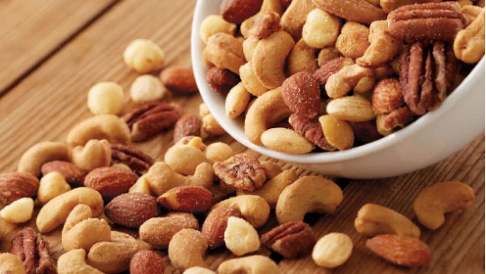 Орехи на белом фоне. Фундук жареный. Орехи. Take nuts. Орешки смесь на белом фоне.