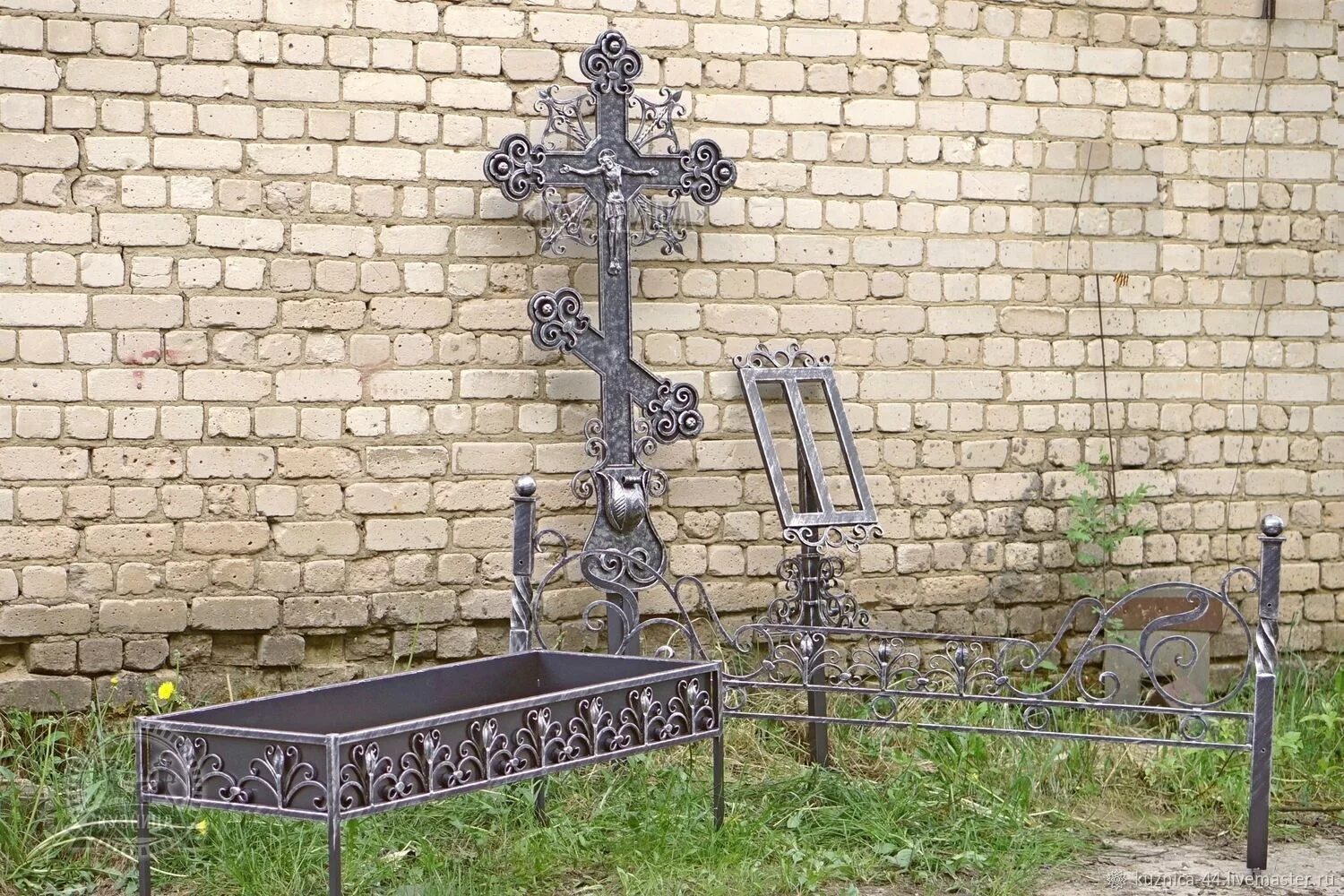 Цветочница на могилу из металла. Крест Могильный кованый. Ритуальный крест "Орион" кованый. Кованые кресты. Кованые ритуальные кресты.