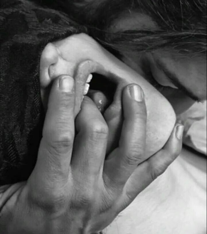 За волосы. Подчинение женщины мужчине. Страстный поцелуй в шею. Парень держит за волосы. Грубо пальцем девушку.