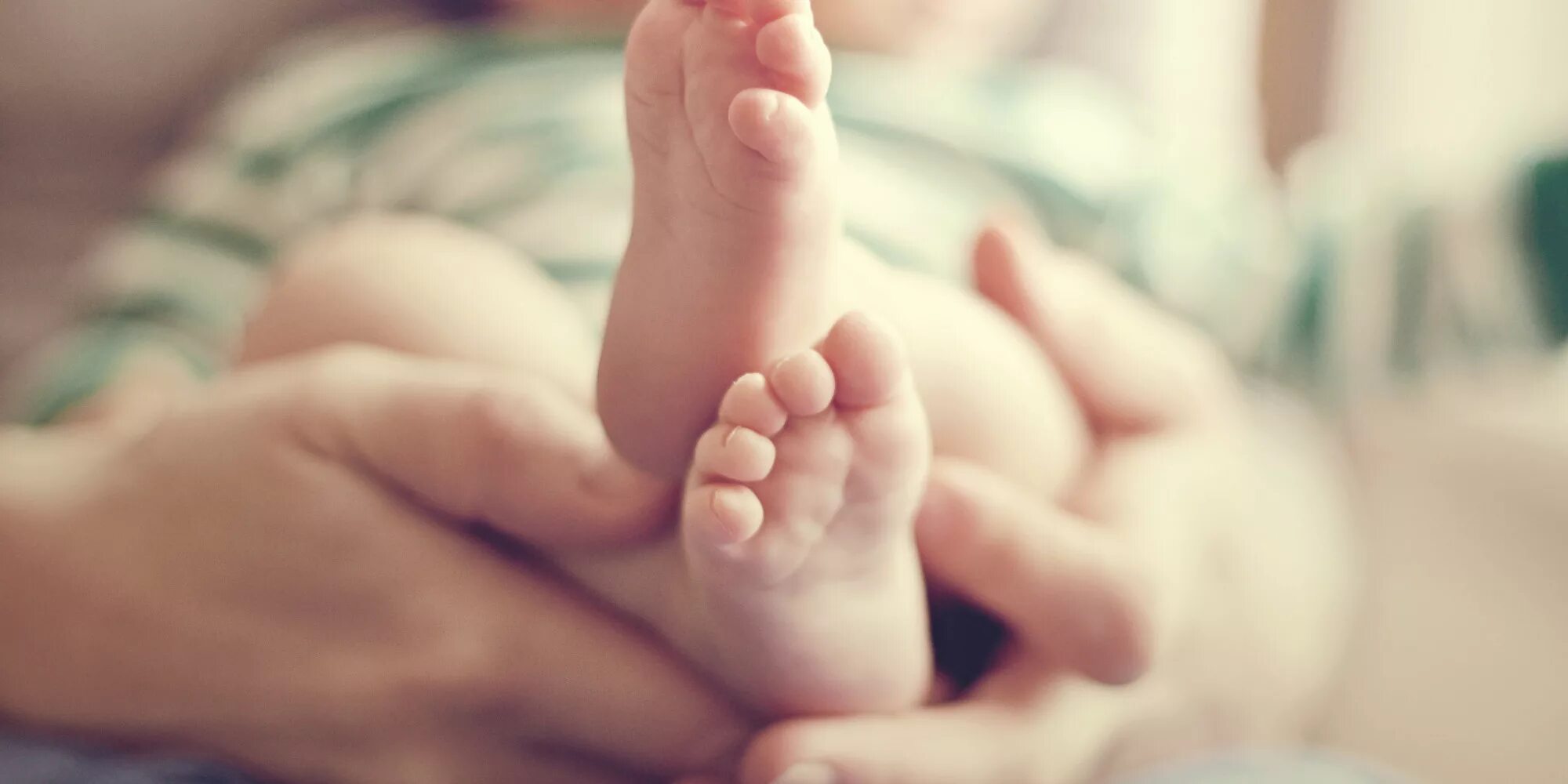 У меня маленький ножка. Фото младенца. Мама с младенцем. Ребенок на руках. Младенец на руках.