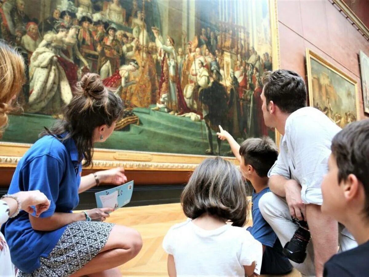 Дети в Пушкинском музее экскурсия. Дети на экскурсии в музее. Экскурсовод в музее. Семья в музее. Я стал посещать музеи и читать книги