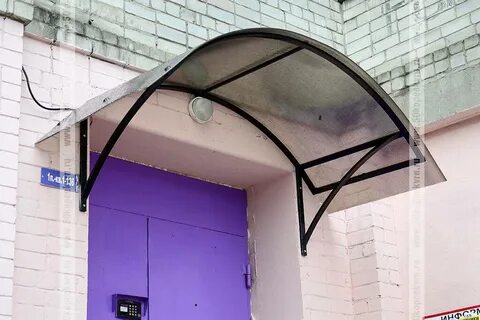 Козырек над входом многоквартирного дома