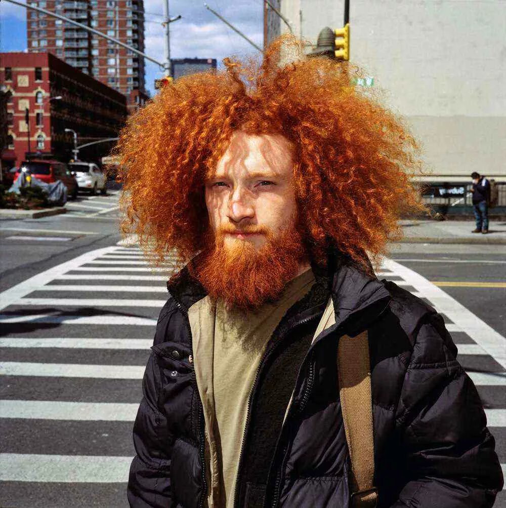 смешной бородач. рыжие мужчины. рыжий дядька. лохматый человек. бородатый мужик.