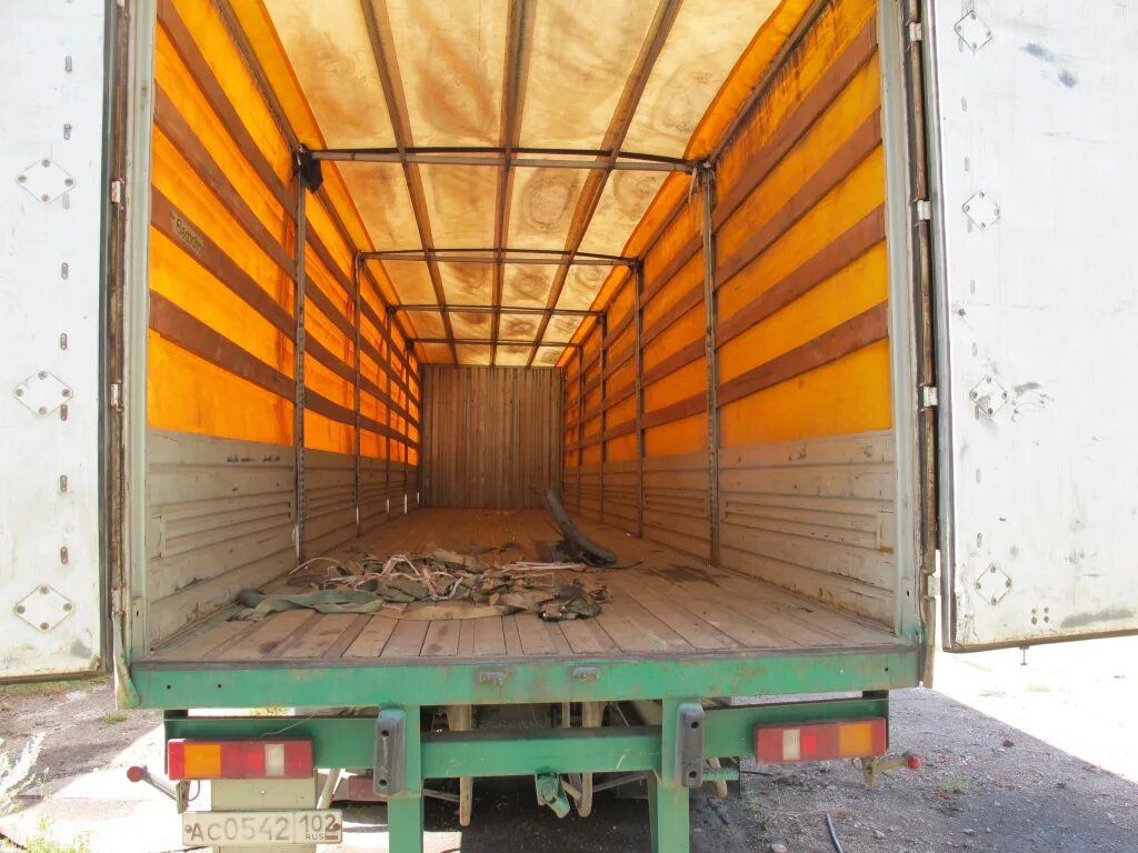 Еврофура внутри. Фура внутри кузова. Даф 105 с полуприцепом кроне штора. 45x2. Еврофура внутри.