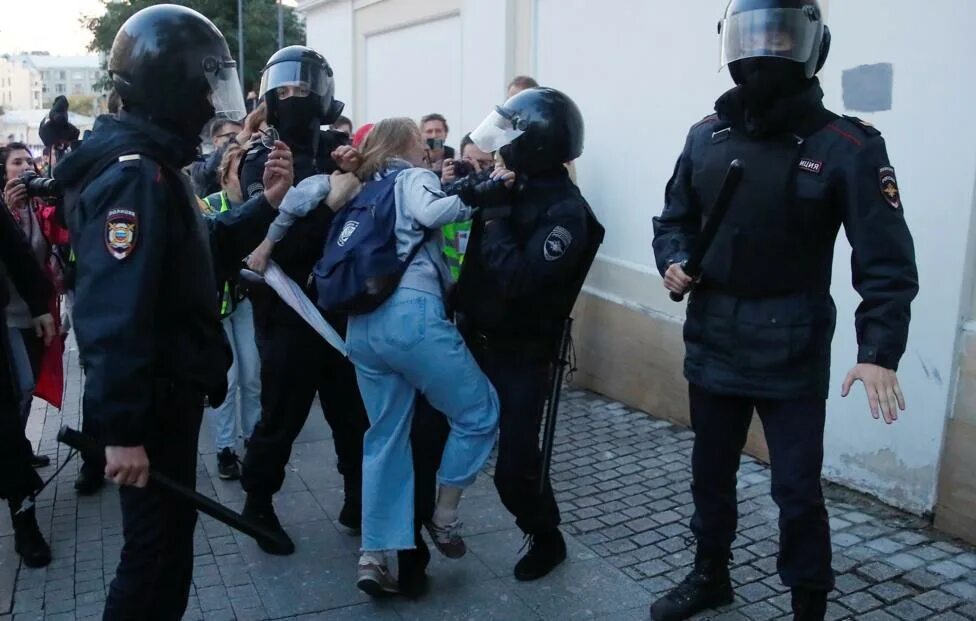 Митинг бьют. Девушки полицейские на митинге. полицейские избивают митингующих.