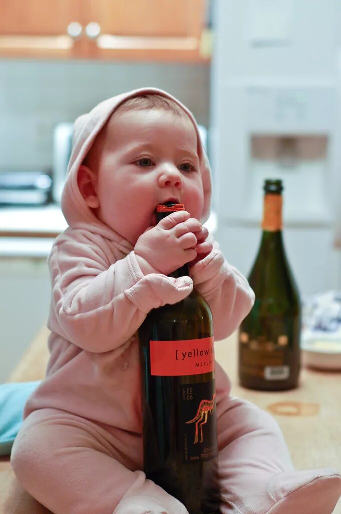 Бутылочка сын. Бутылка для детей. Ребенок с бутылочкой. Младенец с бутылочкой. Бутылки маленькие для детей.