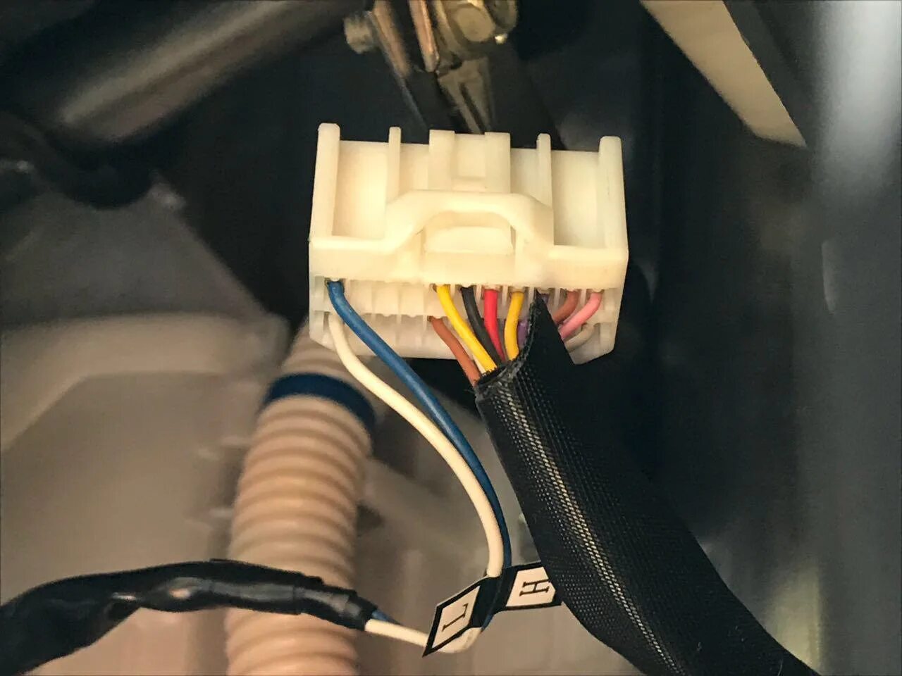 Prius 10 диагностический разъем. Разъем приус. Разъемы магнитолы камри 70. Видеоинтерфейс toyota приус 20. Prius alpha испаритель кондиционера.