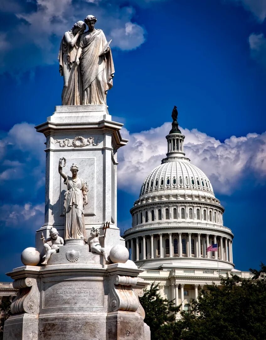 Чем известна страна сша. Капитолий Америка Вашингтон. Статуя на Капитолии в Вашингтоне. Достопримечательности Вашингтона Капитолий. Капитолий Нью-Йорк.