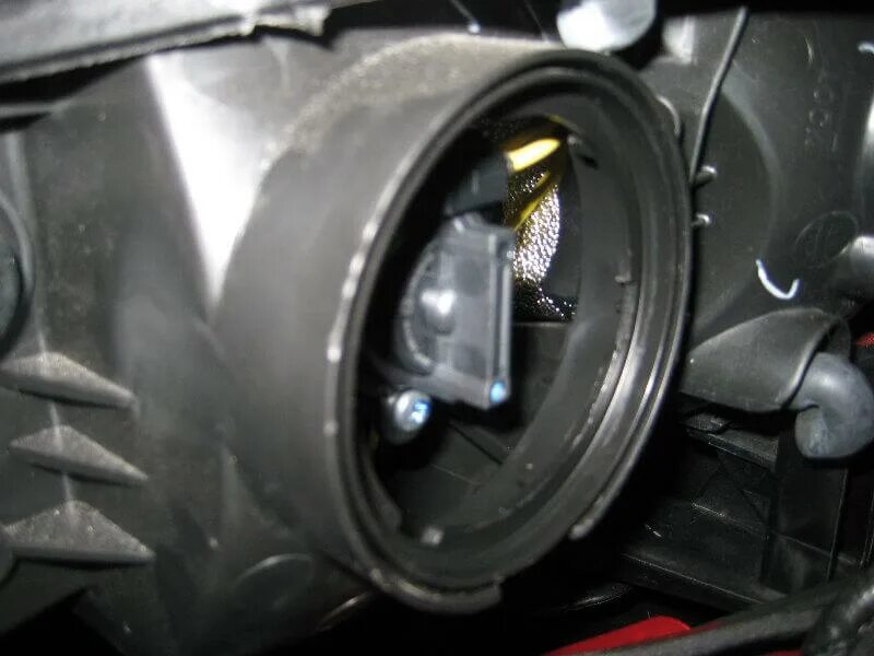 Лампа ближнего света хендай санта фе 2010. Лампа стоп сигнала хендай санта фе 2012. Санта фе 2008 патрон лампы ближнего света. Хендай санта фе как поменять лампочку. Лампа ближнего света санта фе 3 2013.