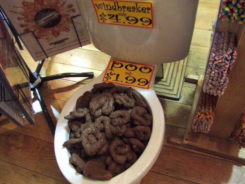 Срет большим говном. Самые самые самые большие какашки. Срет большим говном. Срет большим говном. Пол маккарти скульптор.