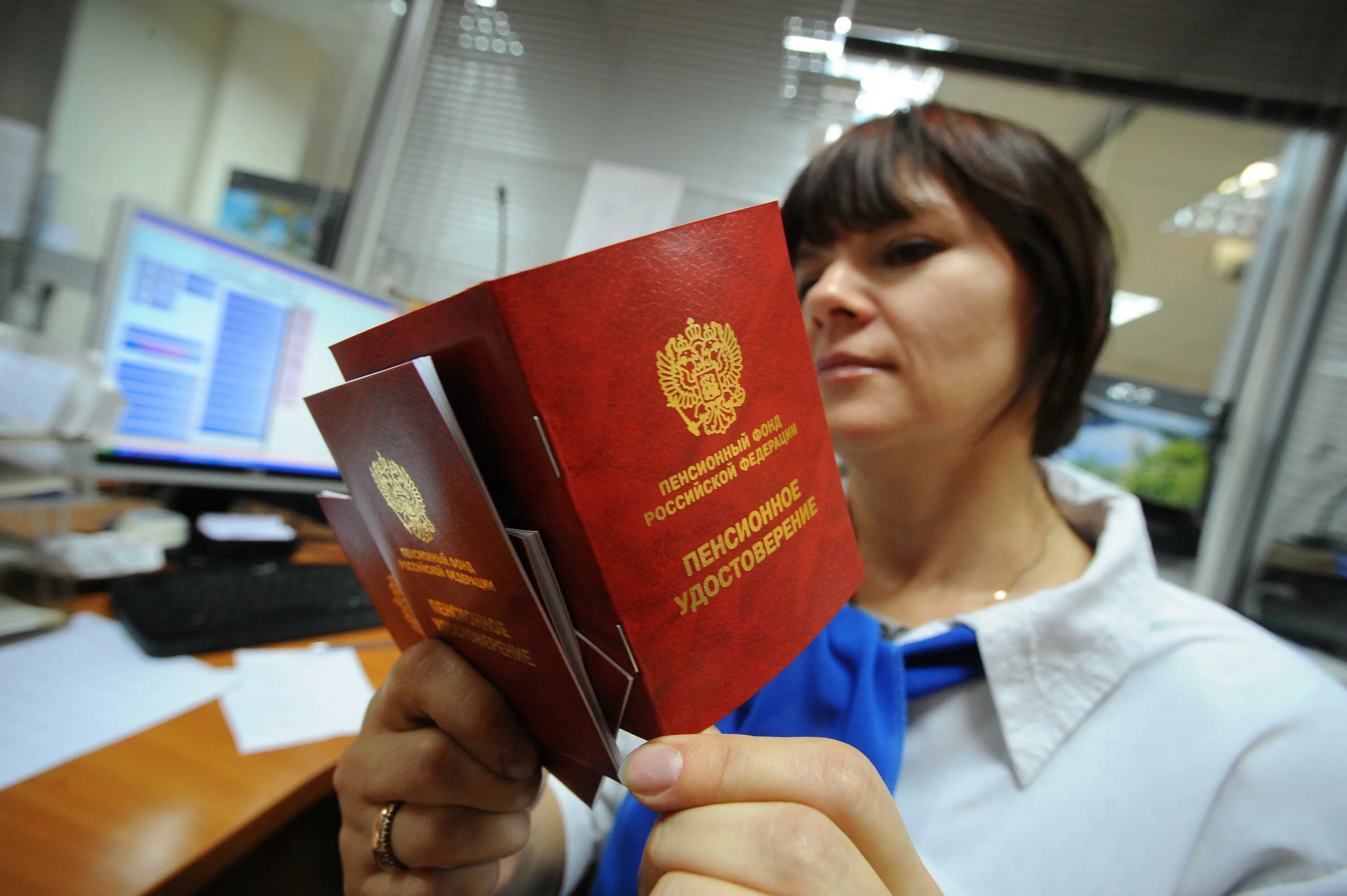 Пенсионное страхование законодательство. Пенсионное законодательство. Пенсия картинки. Пенсионеры в ПФР. Выплата пенсий картинки.