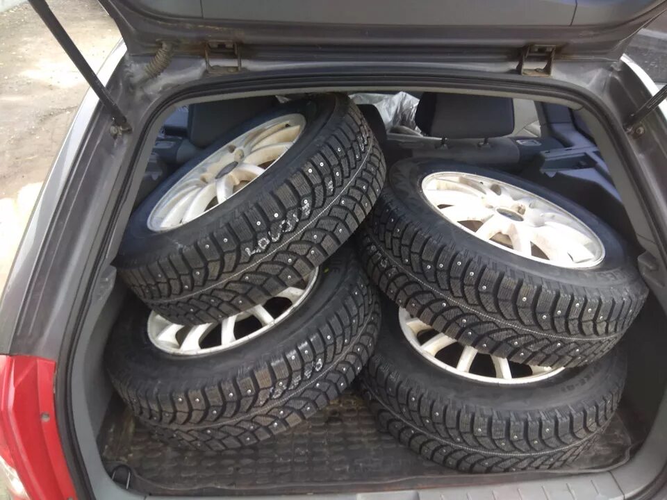 6. Зимняя резина на шевроле лачетти шипованная с дисками. Lacetti 185/65 r15. Зимняя резина лачетти. Зимняя резина на машине.