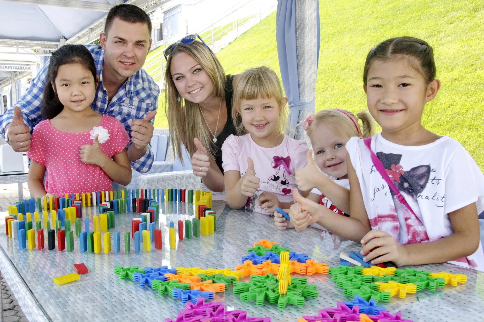 Краем фэмили. Фэмили Дэй. Фэмили Дэй фото. Фэмили Дэй праздник. Family Day корпоратив.