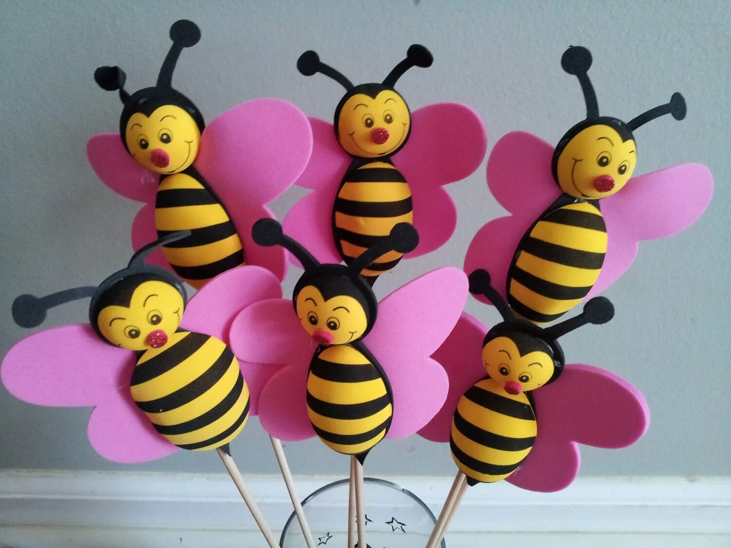 пчела из цветной бумаги для детей. поделка пчела. поделка насекомые. пчела поделка для детей. пчелка поделка для детей.