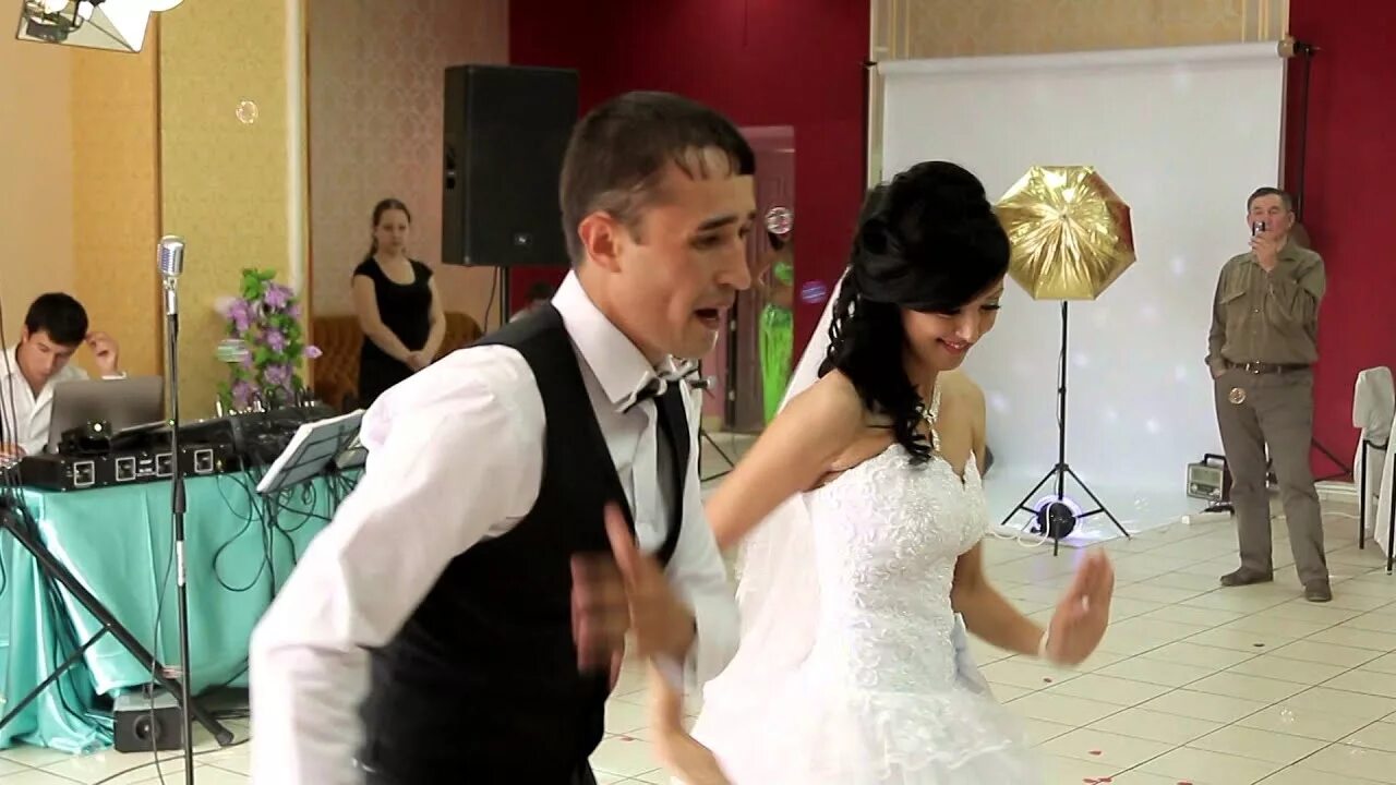Песня папы невесте. Свадьба жених поёт. Невеста и жених поют на башкирском.