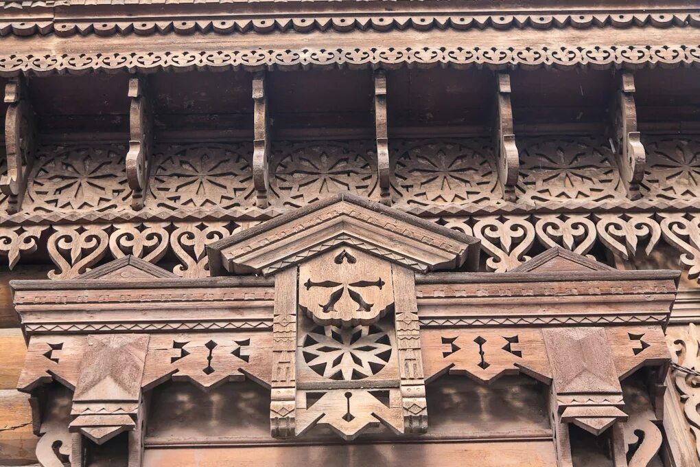 нижегородское деревянное зодчество наличники. солярные знаки на наличниках окон. русское деревянное зодчество 19 век иркутск. домовая резьба древней руси. деревянное зодчество улан-удэ.