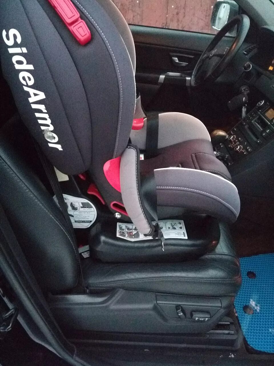 Isofix nissan juke. Isofix в рено лагуна 2. Крепление кресла на переднем сидении. Изофикс кресло на переднее сиденье. Maxi cosi автокресло 9-18 без isofix.