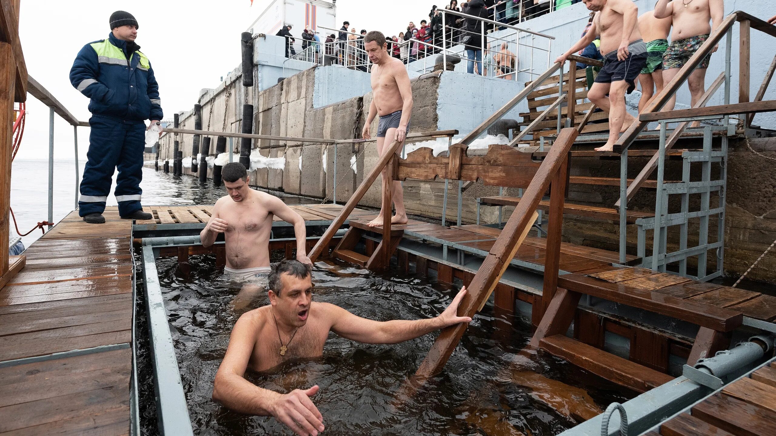 Крещение 2023 губернатор екб верхотурье. Крещенские купания в пушкино. Крещение трансляция. Крещенская купель емельяненко федор. С праздником крещения господня.