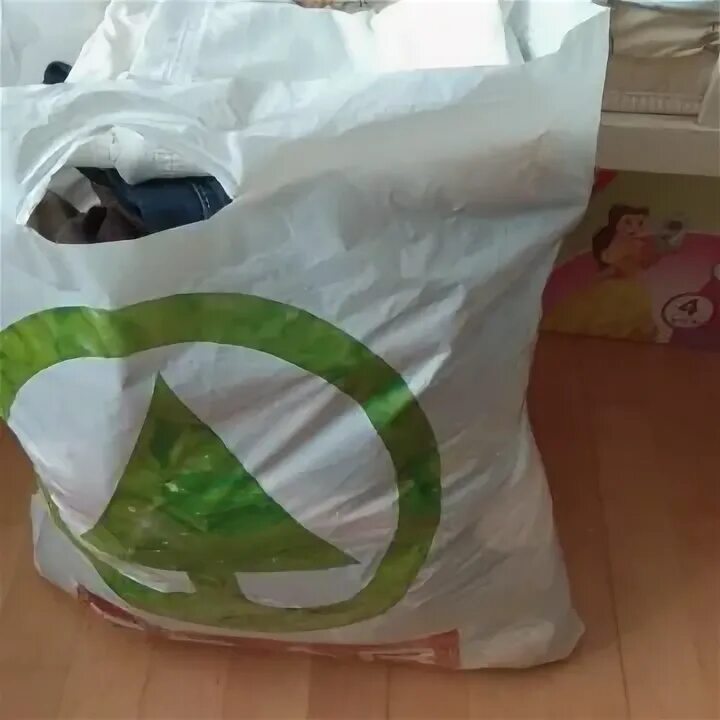 Вещи пакетом. Отдам женские вещи в пакетах. Пакет вещей. Ариана гранде thank u next. Пакет большой.