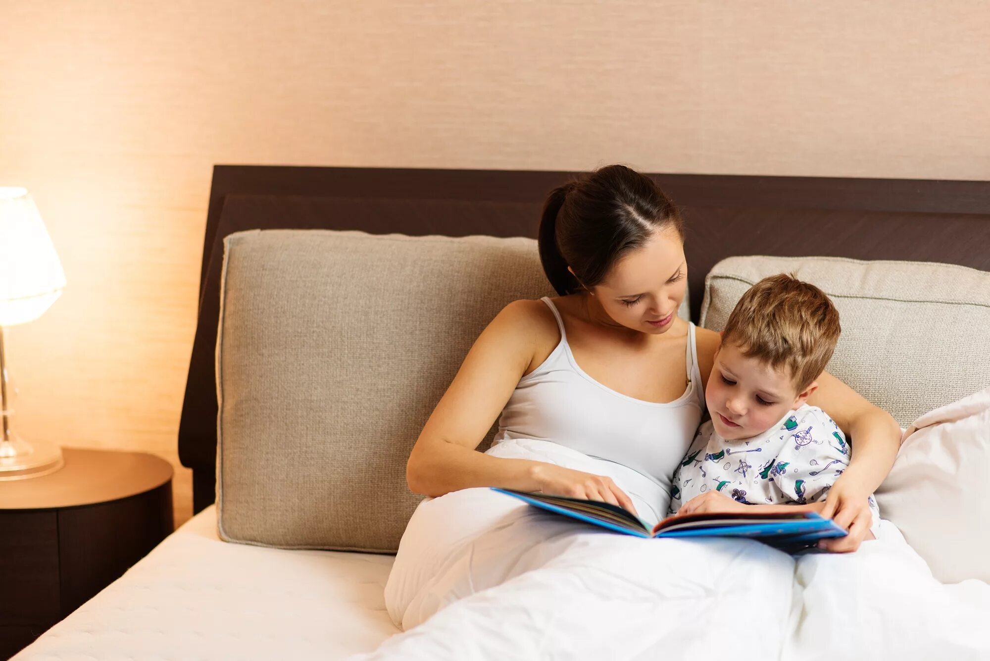 Кровать для детей. Чтение перед сном. Мама читает ребенку. Мама пришла в кровать