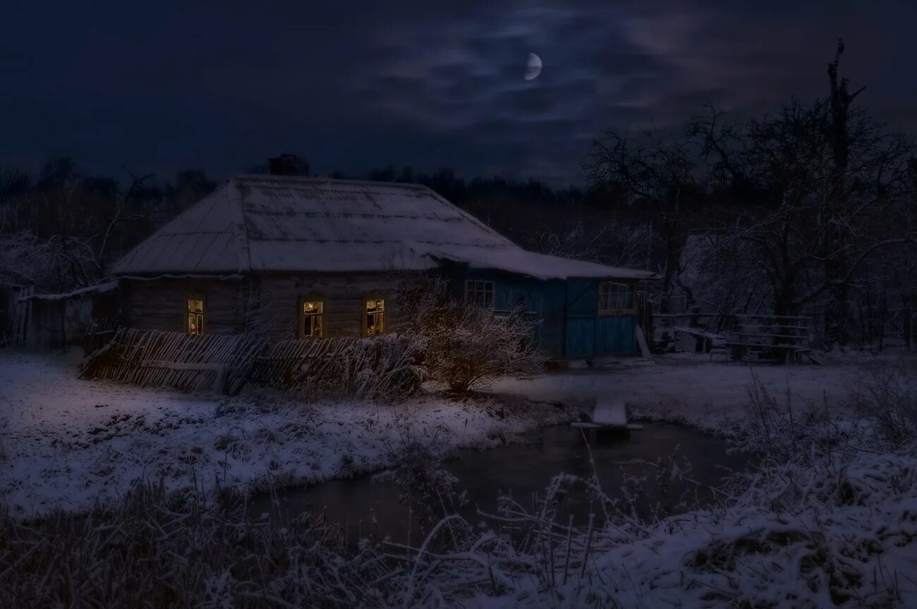 Ночь в деревне. Страшная деревня. Деревенский домик зимой. Заброшенная деревня ночью. Страшные заброшенные деревни