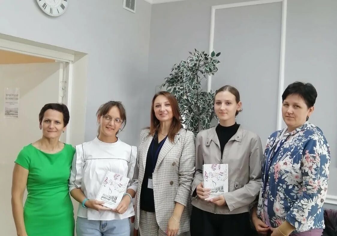 Абитуриенту 2022 картинка. Приемная комиссия. Абитуриент 2022. Гид абитуриента. Внимание абитуриент.