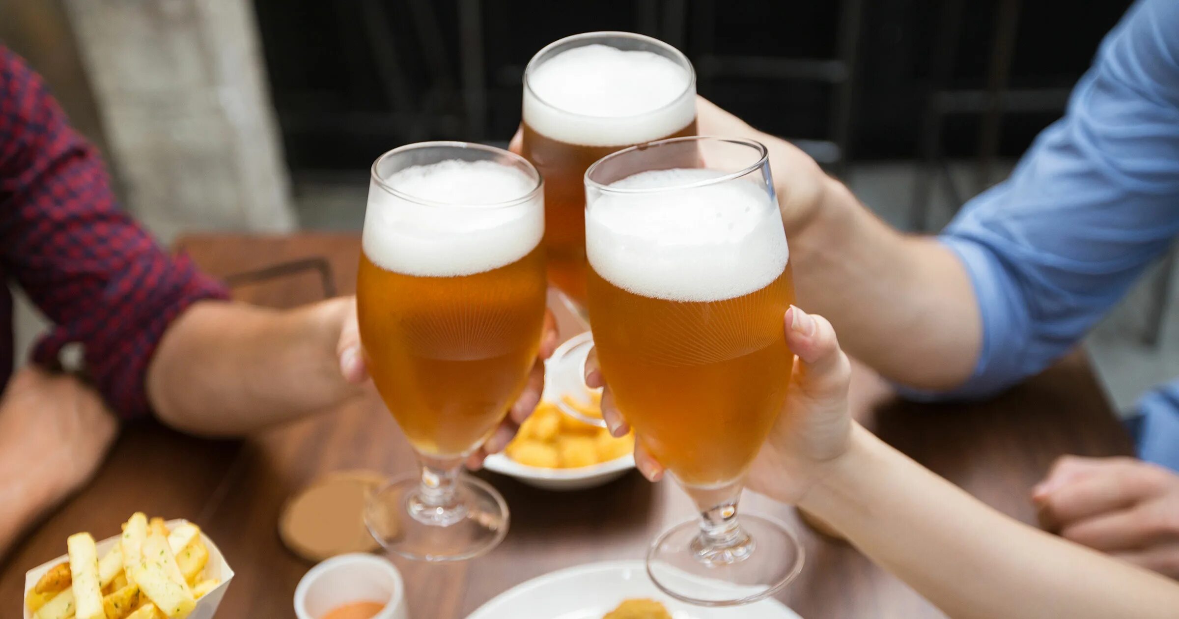 Можно пить пивные. Пиво за столом. Пиво для друзей. Пиво в кружке.