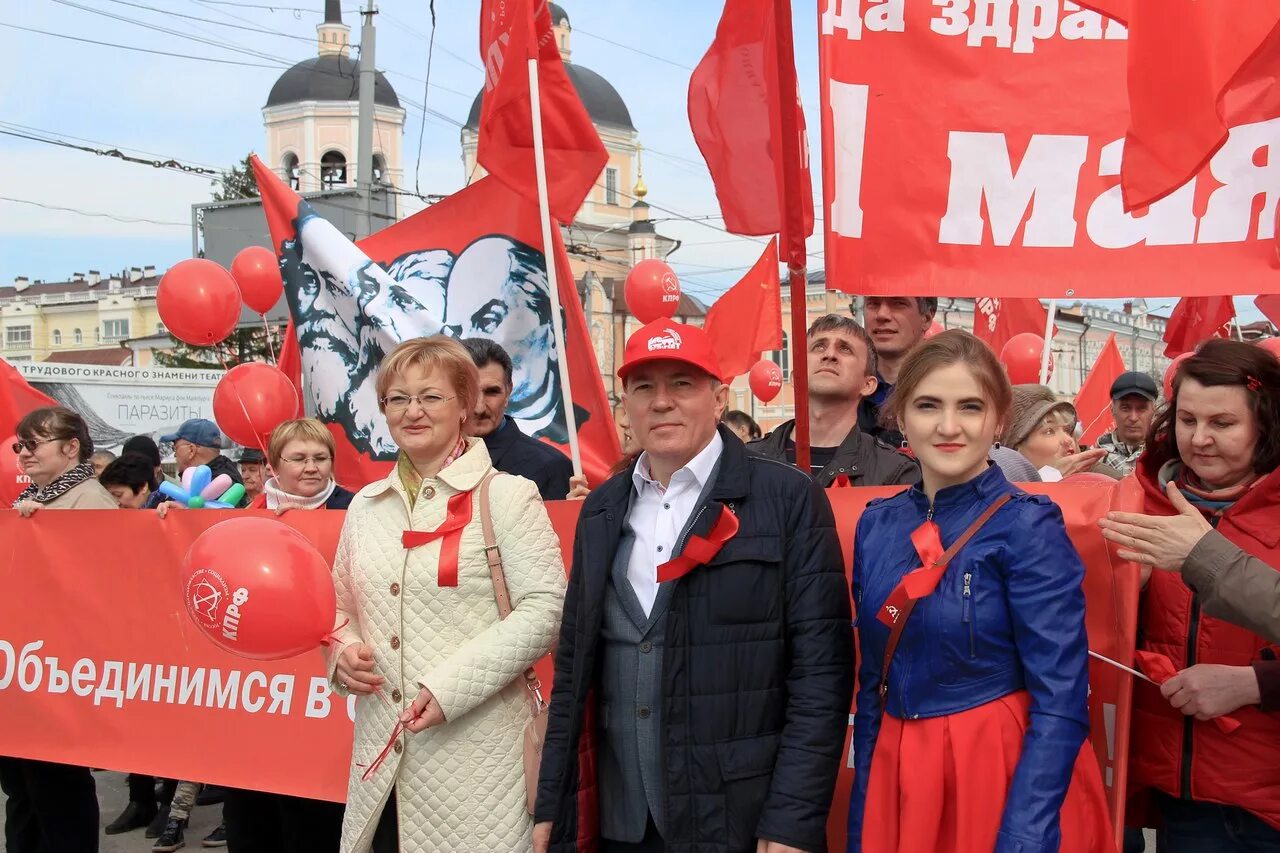 Работа в красном мае