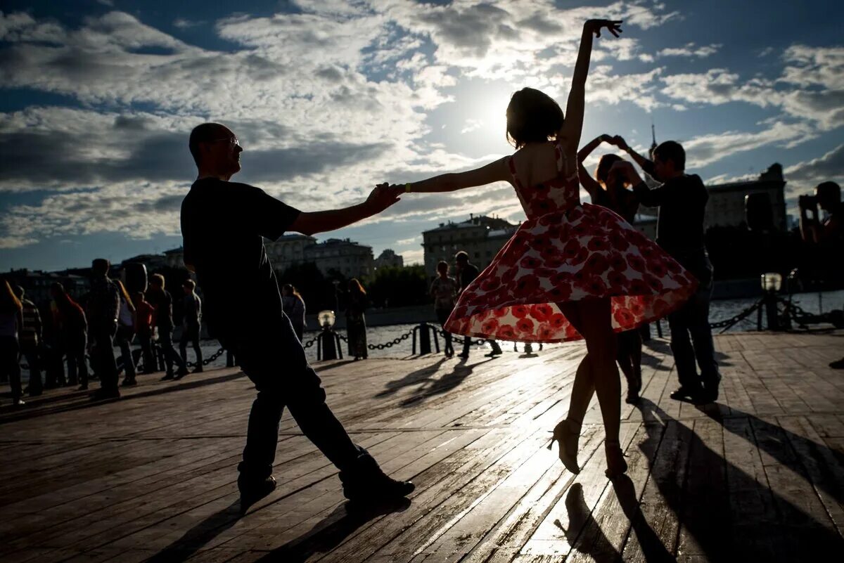 Песни танцы на улице. Танцы на улице. Сальса на улице. Фотосессия танец на улице.
