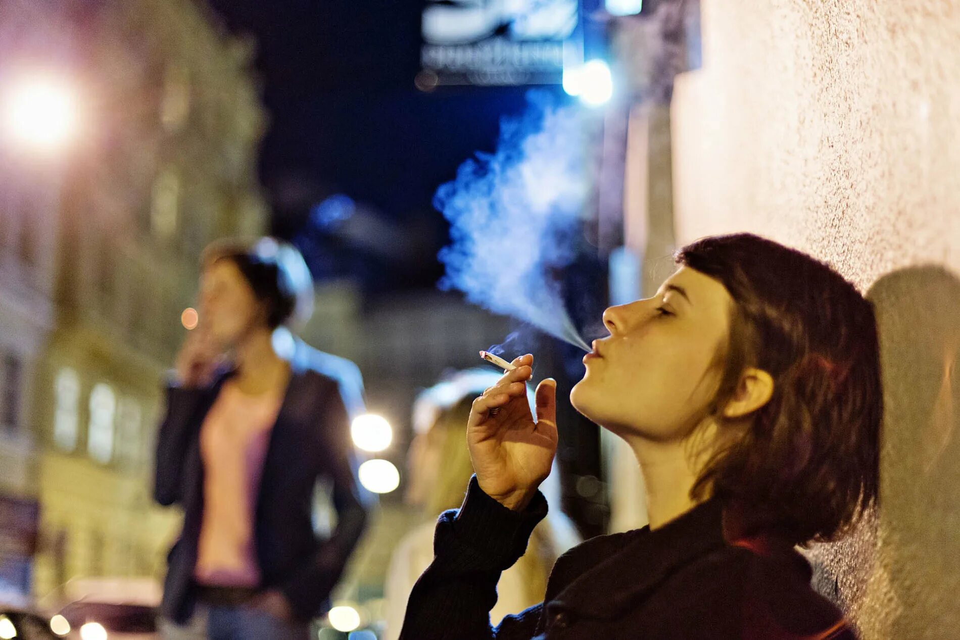 Начала курить муж. Человек курит. Люди курят. Курящий человек на улице. Женщина с сигаретой на улице.