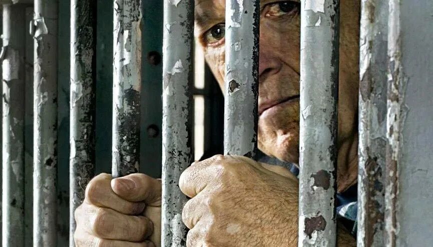 Руки за решеткой. Мужчина за решеткой. Решетка тюрьма. Сел за решетку сын. Тюрьма.