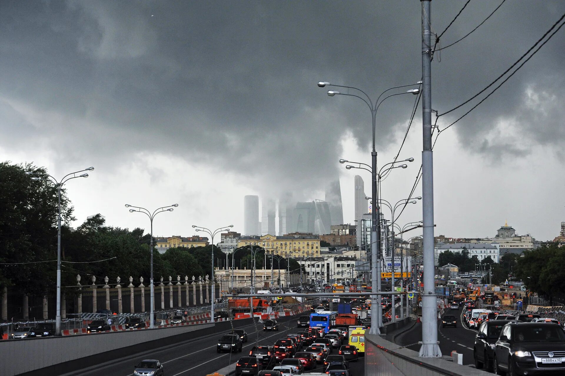 Гроза в Москве. Ураган в Москве. На Москву надвигается ураган. Гроза в городе. На москву надвигается гроза