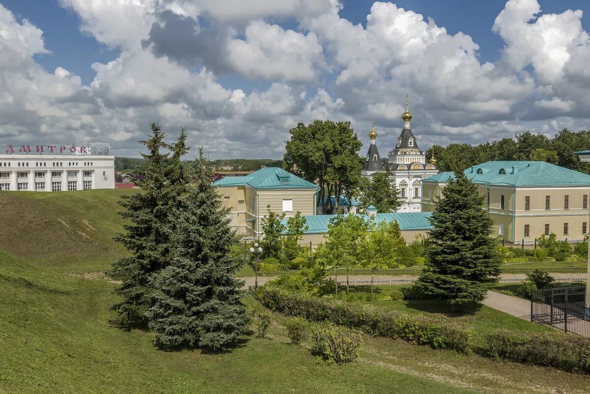 Сайты г дмитрова. Дмитров город. Дмитров Московская область. Дмитров город в Московской области. Дмитров крепостной вал.