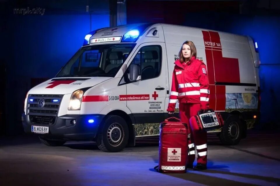 Красная машина скорой помощи. Красная скорая машина. Красная форма скорой помощи. Машины скорой помощи в Европе.