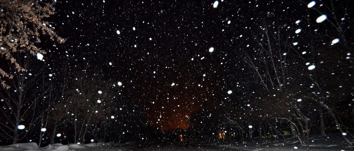 Почему ночью снег. Мечта ночь снег звезда. Мелкий снег ночь Wallpaper. 1920 Х 640 ночной снегопад. Обложки на ВК снег ночь.