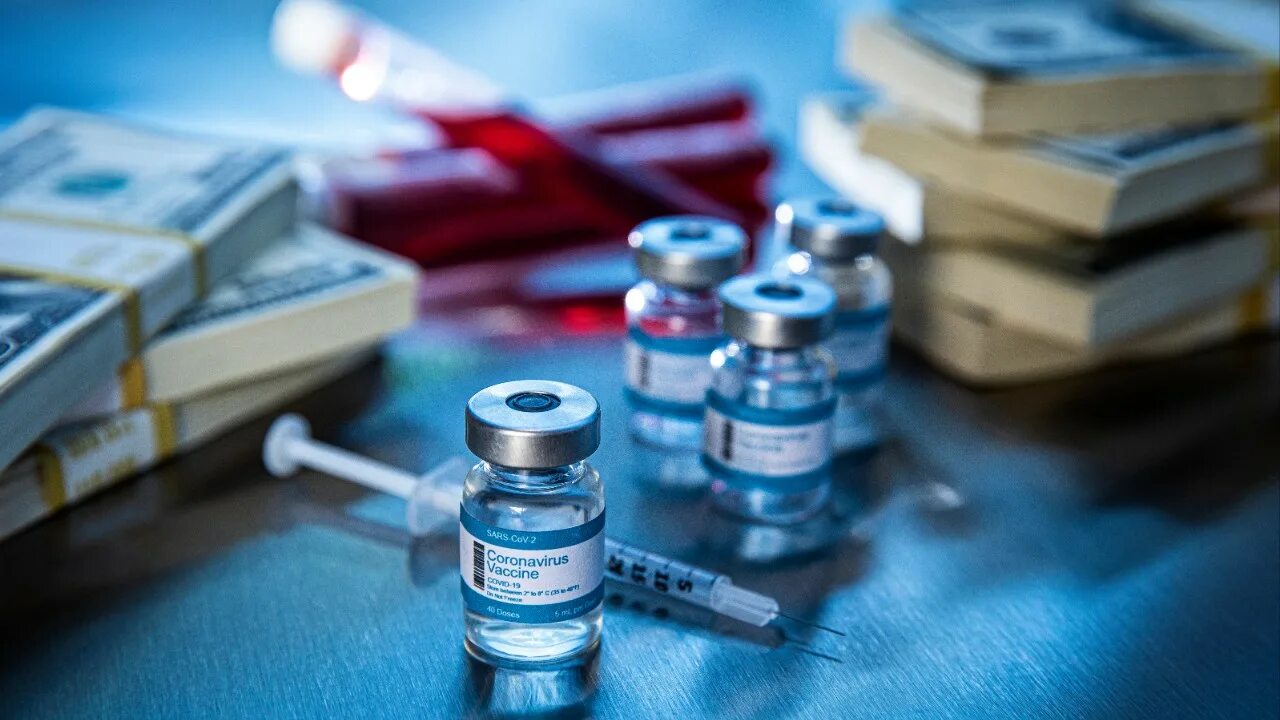 Деньги привитым. Вакцина деньги. деньги за вакцину. шприц с деньгами. вакцина денежная картинка.