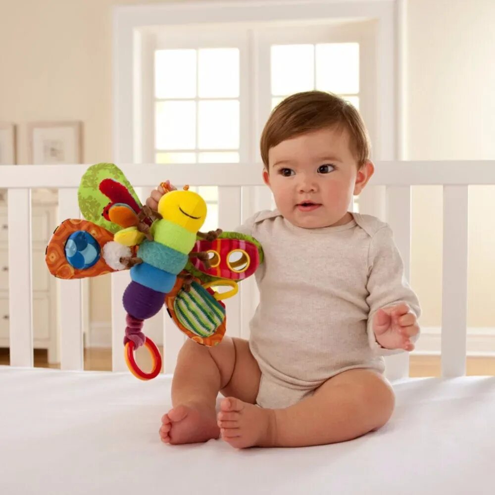 Tomy Lamaze бабочка. Игрушка погремушка Светлячок Lamaze Фредди. Игрушки для малышей 6 месяцев. Игрушки для детей до года.
