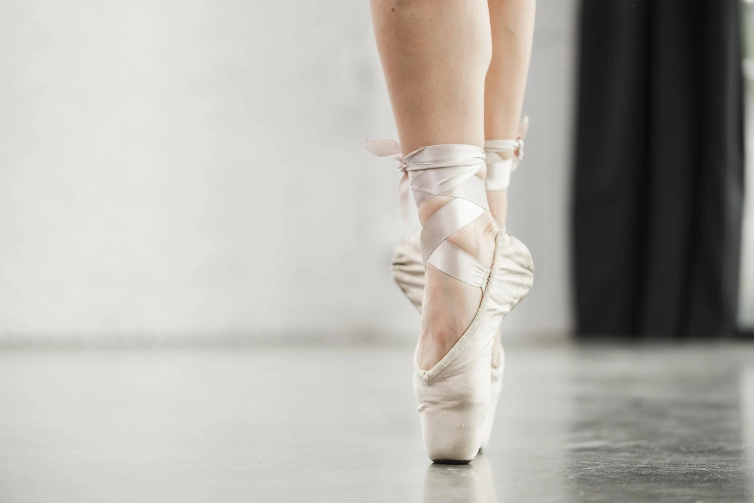 Пуанты для балета. Балерина. Балерина на носочках.