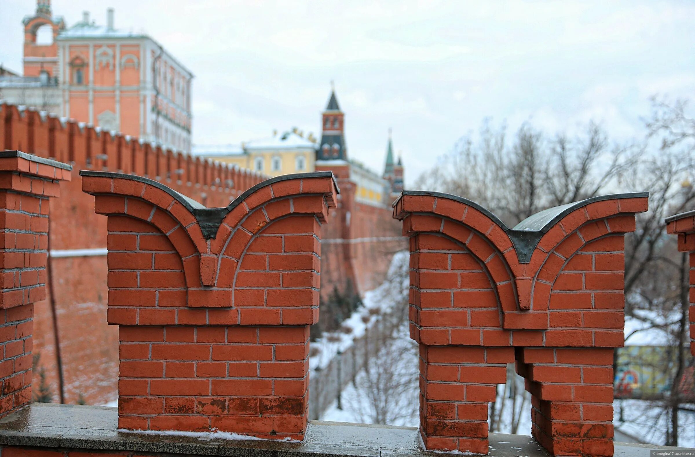 Московский Кремль ласточкин хвост. Московский Кремль стена Ласточкины хвосты. Зубцы Московского Кремля ласточкин хвост. Зубцы стен Кремля ласточкин хвост.