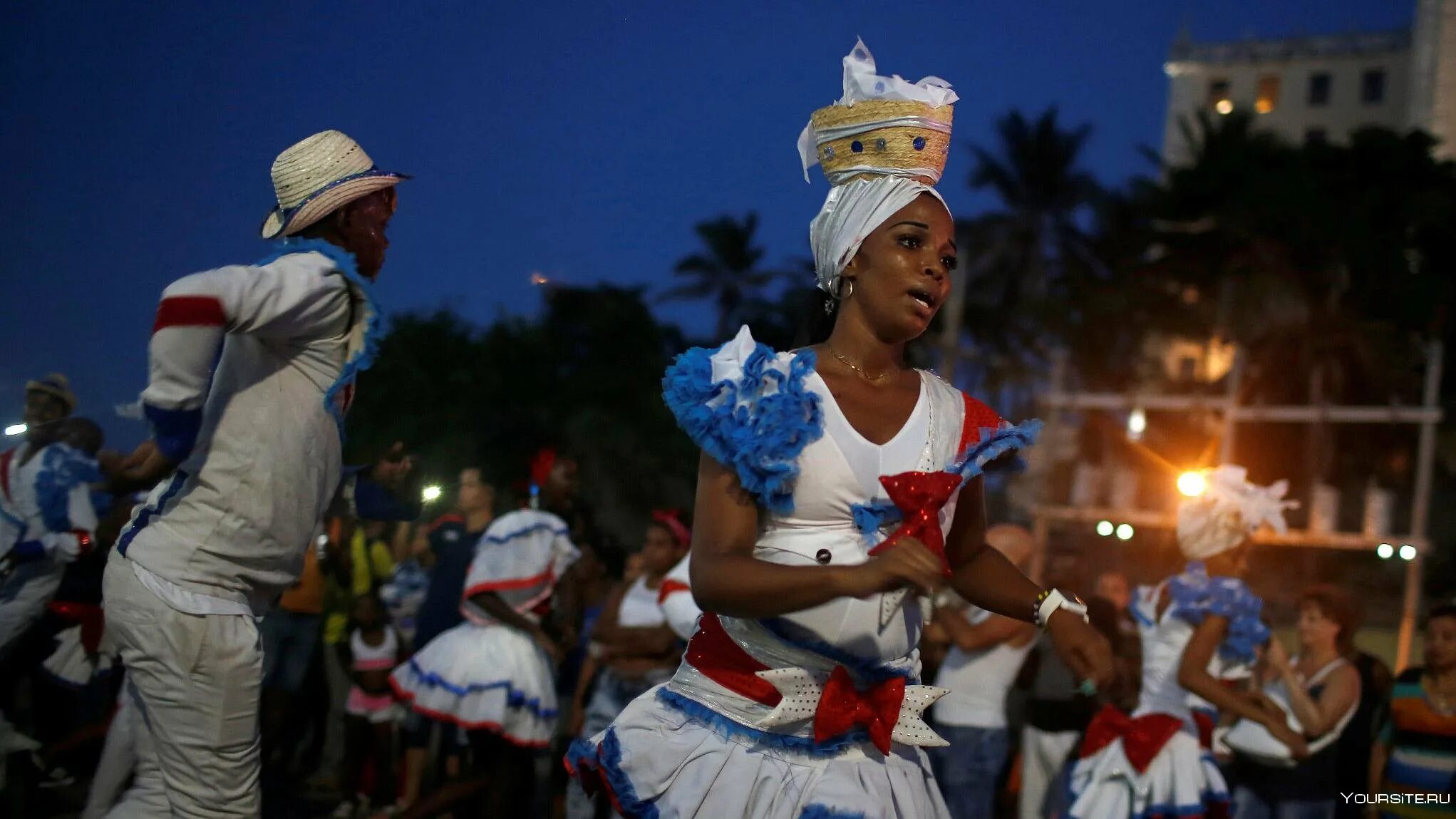 Кубинский испанский. Гавана карнавал Куба. Гавана карнавал 2021. Куба остров свободы латинская Америка. Куба Гавана люди.